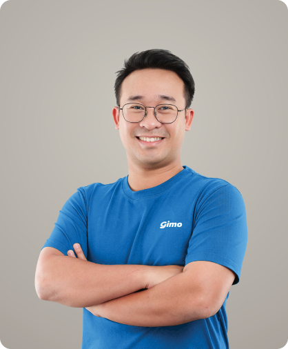 Quan Nguyen in a blue Gimo T-shirt, arms crossed